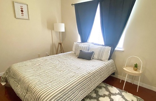 Vista East House | Comfy and Cozy Private Room / Free Parking / Close to Airport & Shopping Centers