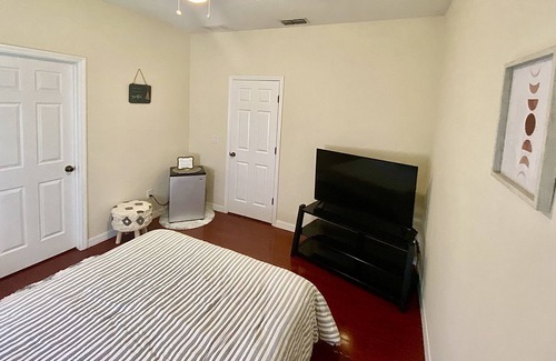 Vista East House | Comfy and Cozy Private Room / Free Parking / Close to Airport & Shopping Centers