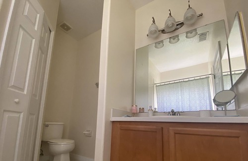 Vista East House | Comfy and Cozy Private Room / Free Parking / Close to Airport & Shopping Centers