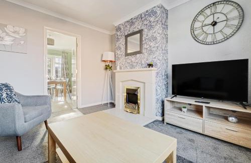 Bedford House | Comfy and freshly redecorated home by Our Home Short Stays close to town centre with free parking