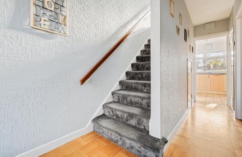 Bedford House | Comfy and freshly redecorated home by Our Home Short Stays close to town centre with free parking