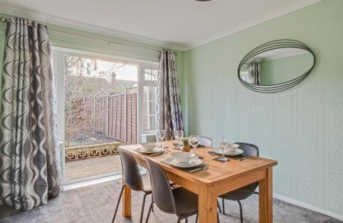 Bedford House | Comfy and freshly redecorated home by Our Home Short Stays close to town centre with free parking