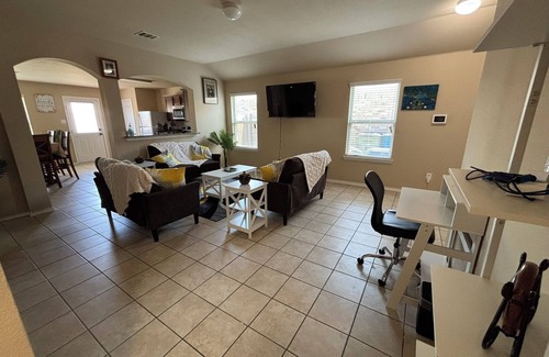 Princeton House | Comfy and Modern 4-Bedroom Home with King Bed, Workspace & Fast Wi-Fi