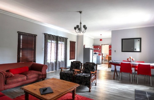 Eastcliff House | Comfy Apartment with Stunning Mountain View