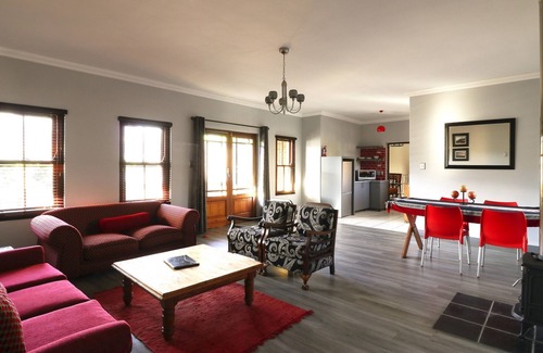 Eastcliff House | Comfy Apartment with Stunning Mountain View