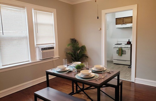 Oak Park Apartment | Comfy Bed/Free Parking&Wifi/NearHosp/ORD/MDW/DT