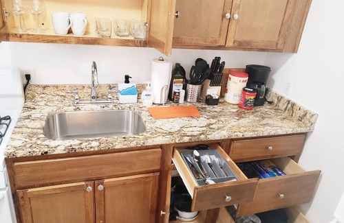 Oak Park Apartment | Comfy Bed/Free Parking&Wifi/NearHosp/ORD/MDW/DT