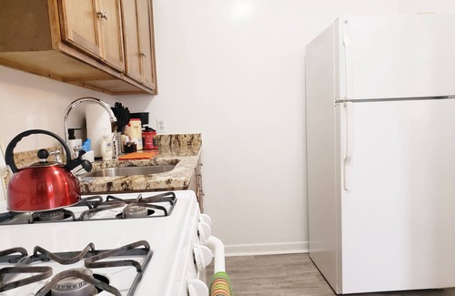 Oak Park Apartment | Comfy Bed/Free Parking&Wifi/NearHosp/ORD/MDW/DT