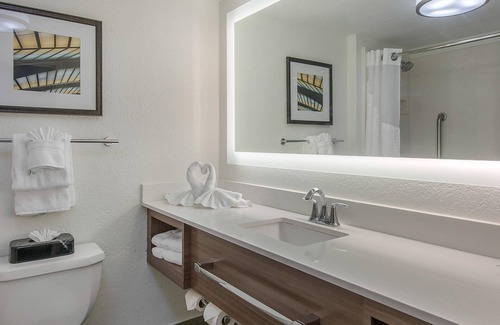 Tropic Hotel | Comfy Bedroom Near Brevard Zoo | Pool | Free Parking | 4 units w/I-95 Access