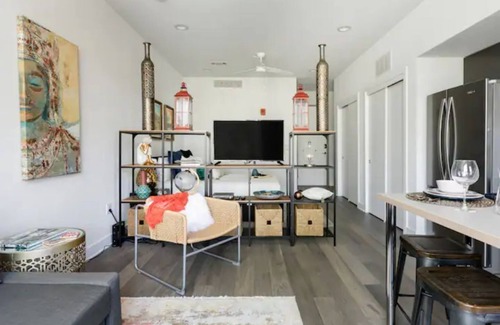 Holly Condo | Comfy Bijou Studio in Trendy East Austin