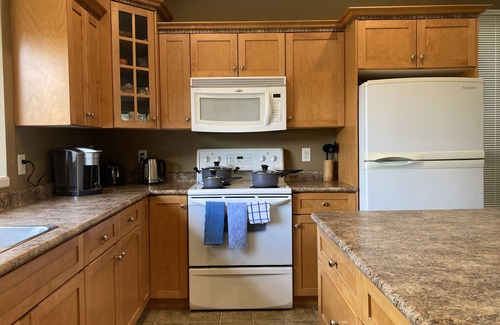 Maple Ridge House | ❤ Comfy, bright, spacious home ✔ Long stays