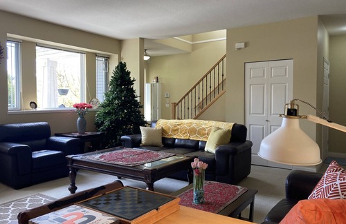 Maple Ridge House | ❤ Comfy, bright, spacious home ✔ Long stays