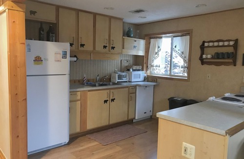 Beulah House | Comfy Cabin: Near Sleeping Bear Dunes & Frankfort