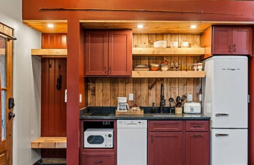 Baxter Cabin | Comfy Cabin w/Pickleball, Golf, Sauna & Hot Tub!