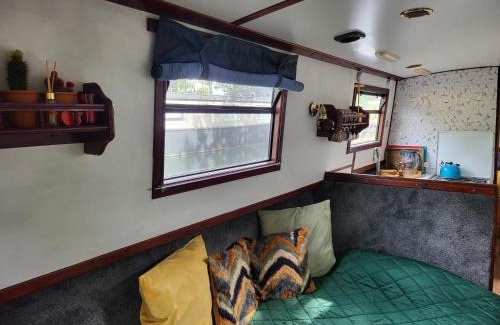 Westbourne Green Boat Rental | Comfy Canal in Little Venice for Family & Friends