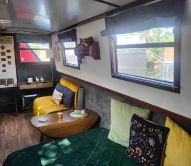 Westbourne Green Boat Rental | Comfy Canal in Little Venice for Family & Friends