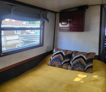 Westbourne Green Boat Rental | Comfy Canal in Little Venice for Family & Friends