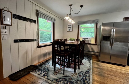 Wilmington Ski Chalet | Comfy chalet near town, lake, skiing and hiking