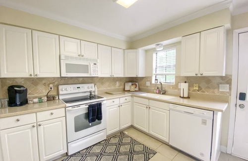 Northeast Pensacola Apartment | Comfy Chic Condo with Parking