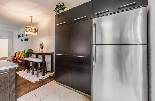 Turtle Creek Apartment | Comfy Chic Dallas Stay