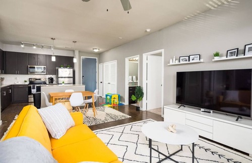 Alamo Heights Apartment | Comfy Chic King Bed Refreshing Office Desk w/Pool