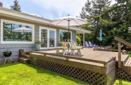 Freeland House | Comfy Coastal Cottage by AvantStay Mountain View