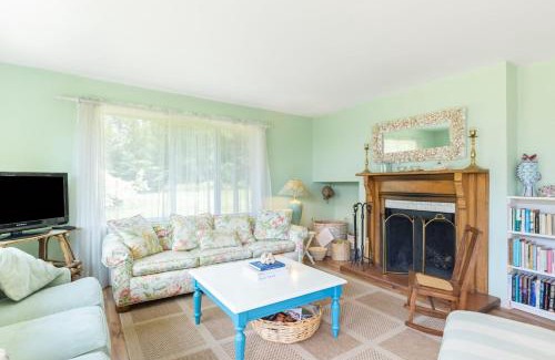Freeland House | Comfy Coastal Cottage by AvantStay Mountain View