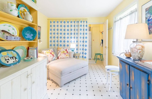 Freeland Cottage | Comfy Coastal Cottage - Bright and Cheerful