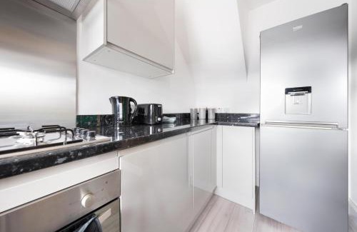 Langley Marish Apartment | Comfy Contractor 3BR in Slough, Close to Heathrow & M25