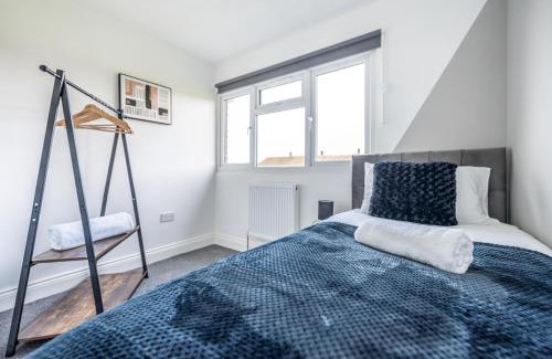 Langley Marish Apartment | Comfy Contractor 3BR in Slough, Close to Heathrow & M25