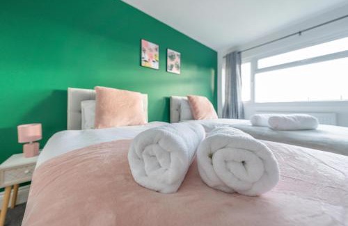Langley Marish Apartment | Comfy Contractor 3BR in Slough, Close to Heathrow & M25