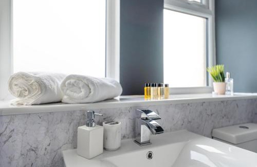 Langley Marish Apartment | Comfy Contractor 3BR in Slough, Close to Heathrow & M25