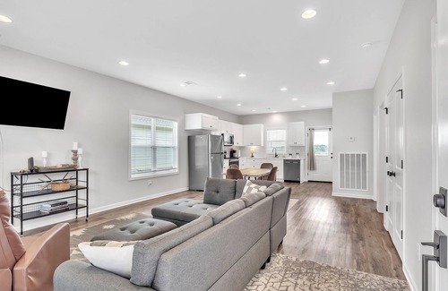 Columbus House | Comfy & Convenient 2BR Guest House in Columbus