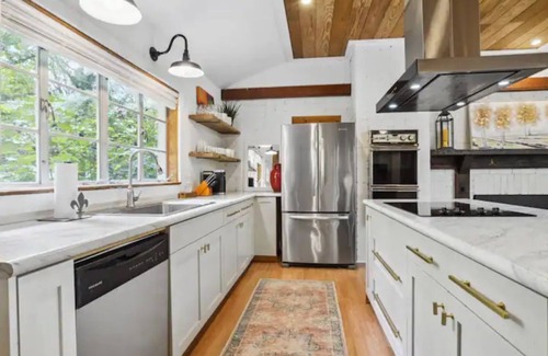 South Baton Rouge Cottage | Comfy Cottage Retreat near LSU/Health District