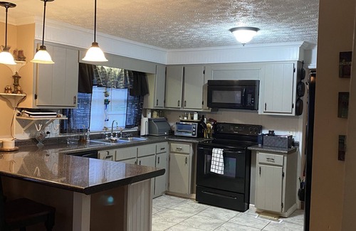 Cusseta House | Comfy Country House - Beds for 8 - 20 minutes from Auburn nLarge yard, parking