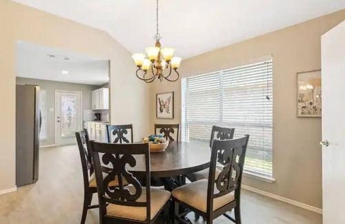 Garland House | Comfy & Cozy 4 Bedroom Retreat