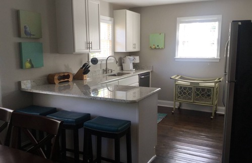 Roswell House | Comfy Cozy Bright Home in Heart of Roswell~Walk to Canton St~Pet Friendly!