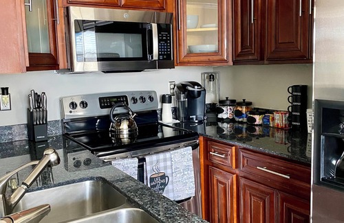 Downtown Jacksonville Apartment | Comfy, cozy condo in fabulous Downtown Jacksonville with AC, WiFi & fitness room