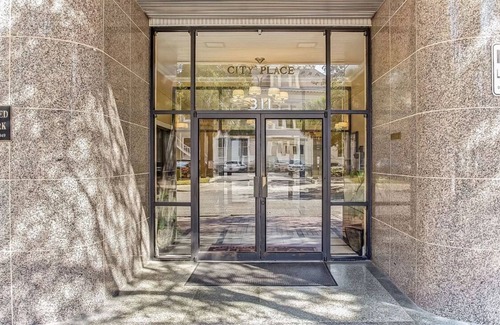 Downtown Jacksonville Apartment | Comfy, cozy condo in fabulous Downtown Jacksonville with AC, WiFi & fitness room