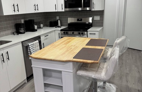 Southwest Edmonton House | Comfy Cozy One Bedroom Suite