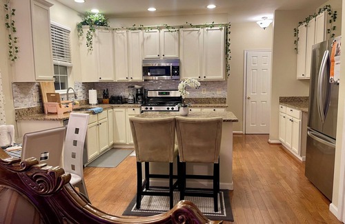 Montclair House | Comfy Deluxe Getaway Resort