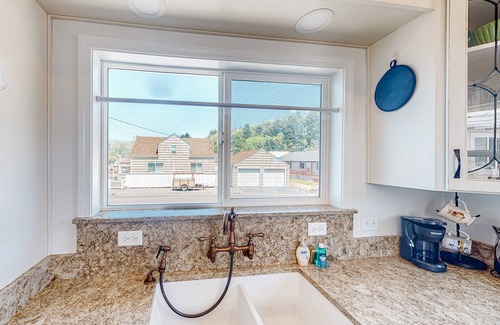 Winchester Bay House | Comfy dog-friendly bay home with kitchenette, gas grill, patio, yard, and W/D