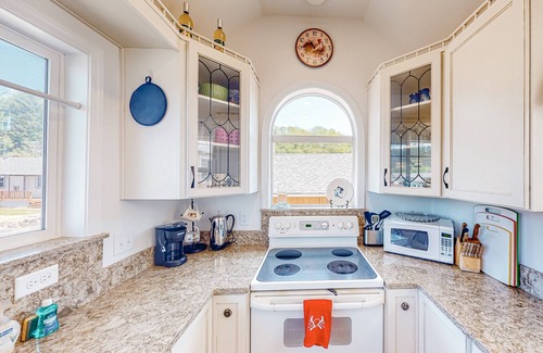 Winchester Bay House | Comfy dog-friendly bay home with kitchenette, gas grill, patio, yard, and W/D