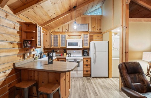 Eldon Cabin | Comfy dog-friendly cabin with fireplace, washer/dryer, gas grill & deck