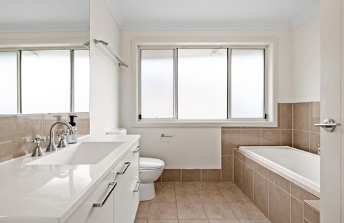 Panania House | Comfy Double Room in Panania - Nearby Stations & Shops - Shared Bathroom