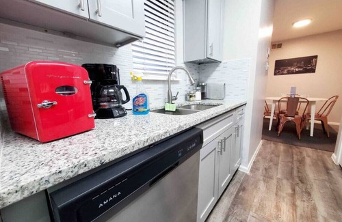 Government Hill Apartment | Comfy Downtown Apartment Near The Pearl - King Bed