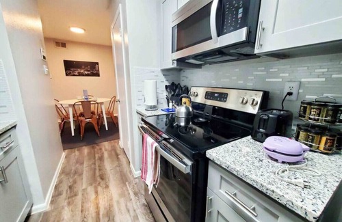 Government Hill Apartment | Comfy Downtown Apartment Near The Pearl - King Bed