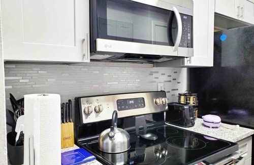 Government Hill Apartment | Comfy Downtown Apartment Near The Pearl - King Bed