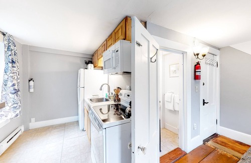 Castine Condo | Comfy Downtown Getaway w/Full Kitchen - Close to the Beach