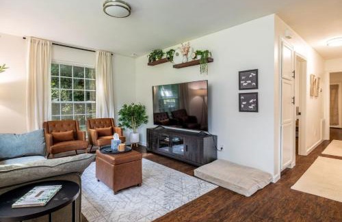 Maryville House | Comfy Duplex w 2 Kings Sofa Bed